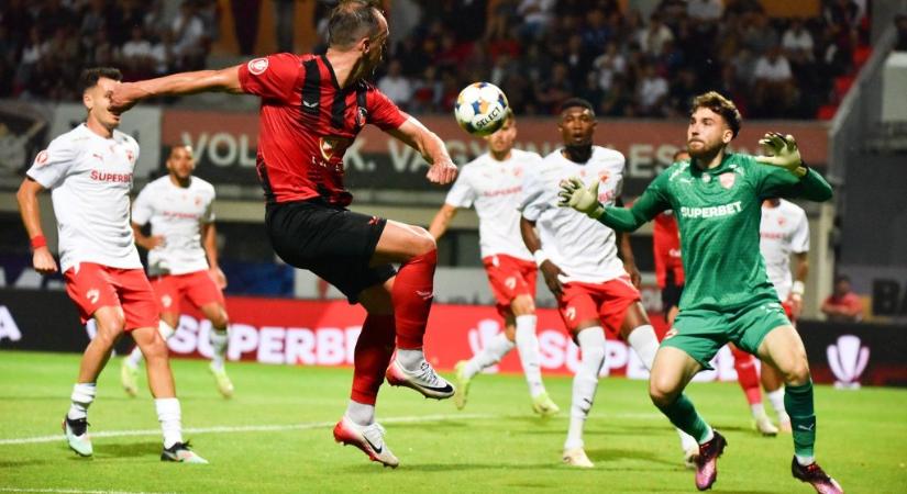 „A körmötök alatti föld is román” – ki kellett vezetni a bukaresti szurkolókat a csíkszeredai stadionból