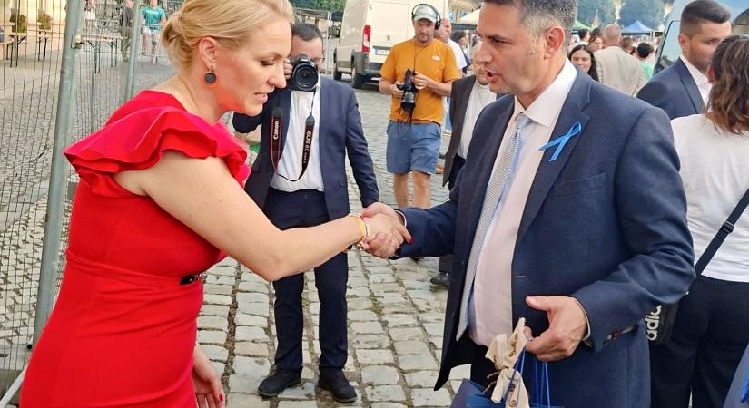 Márki-Zay szerint a bajai polgármester fél attól, hogy vele közös fotón lássák, Orbán Balázs is hozzászólt