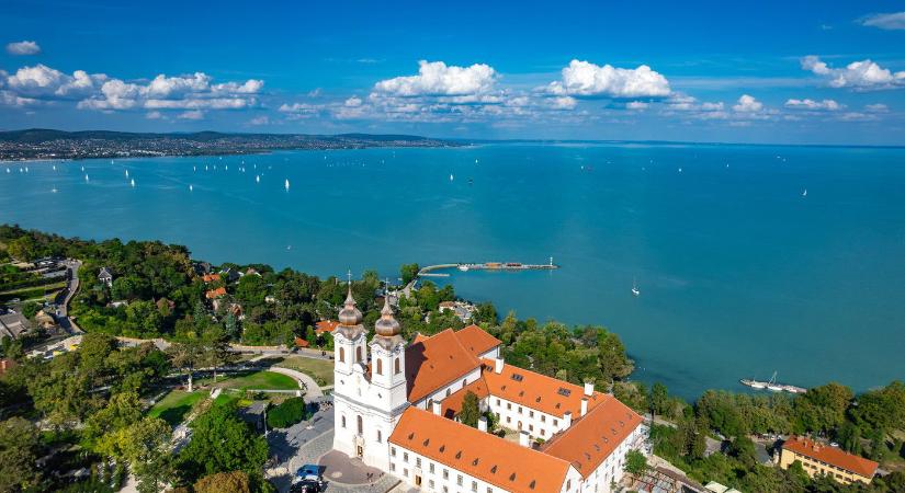 Furcsa leleteket mos partra a Balaton Tihanynál, senki sem érti