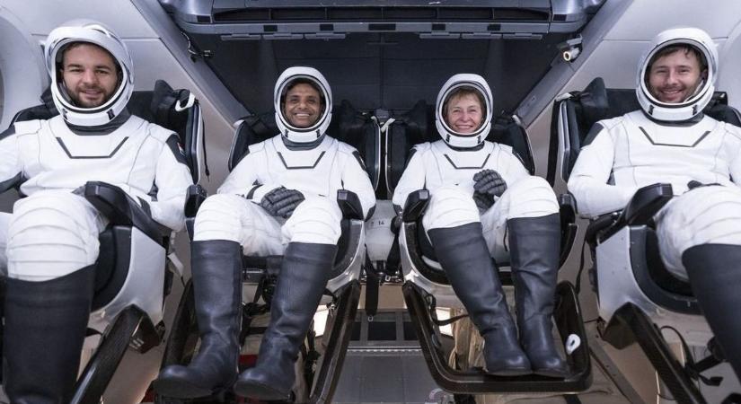 Elképesztő fotón a ISS és Kapu Tibor űrhajója, ahogy átsuhan az égbolton