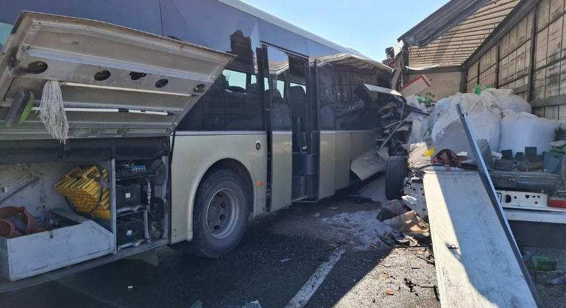 Tizenöt sérült a dunántúli főúton! Nagyon durva fotók érkeztek a 8-ason történt buszbalesetről