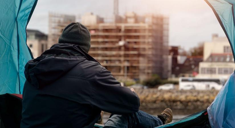 Győrben is ingyen dolgoztatta a hajléktalanokat a pápai család
