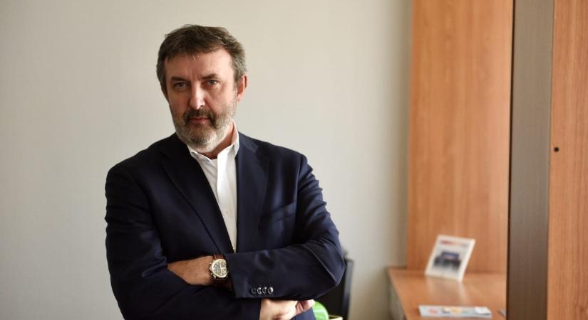 Miközben a Fidesz önti magából a mesterséges intelligenciával készült propagandát, Palkovics László törvényt hozna ez ellen