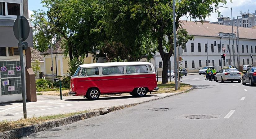 Ilyet sem látni minden nap! Igazi járműritkaságot fotóztak le a városközpontban