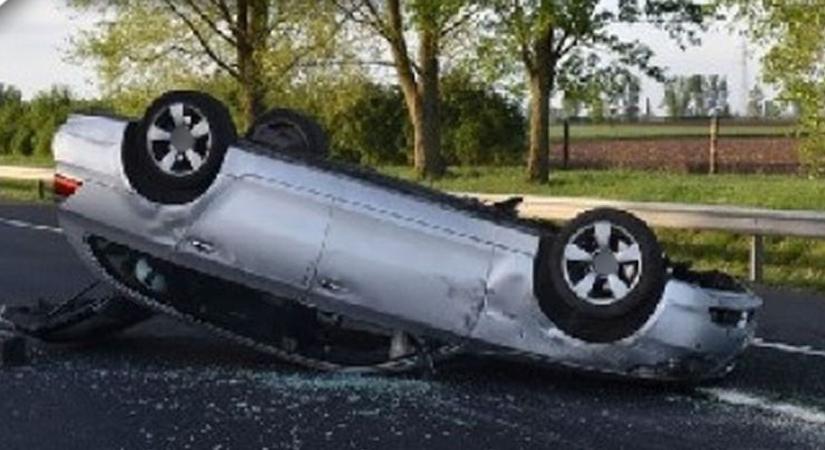 Drogozott, majd feje tetejére állt autójával az M35-ös autópályán egy férfi - fotókkal