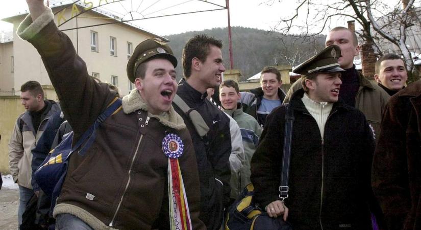 Húsz évvel ezelőtt szüntették meg a kötelező sorkatonai szolgálatot