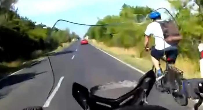 Jól megmutatta a balatoni rendőr egy biciklisnek, hol a helye