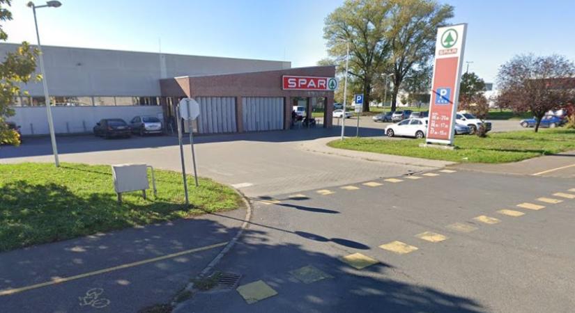 Bezár egy debreceni szupermarket