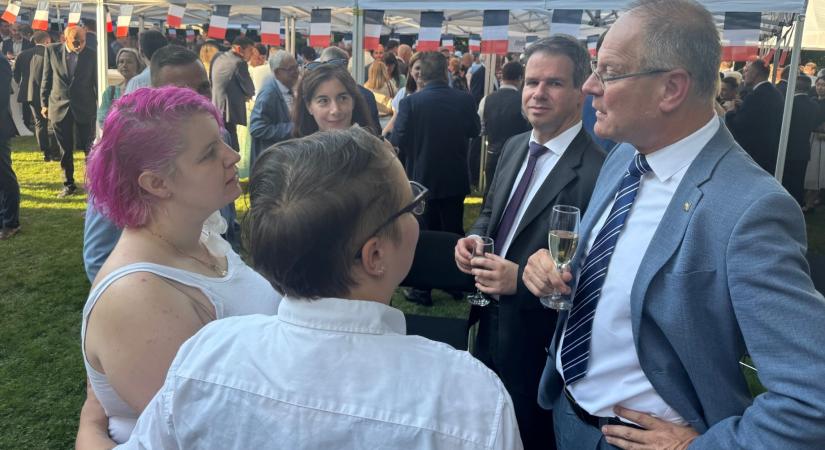 A Pride-ot tiltó törvény ellentmondásaival szembesítette Navracsicsot annak szervezője
