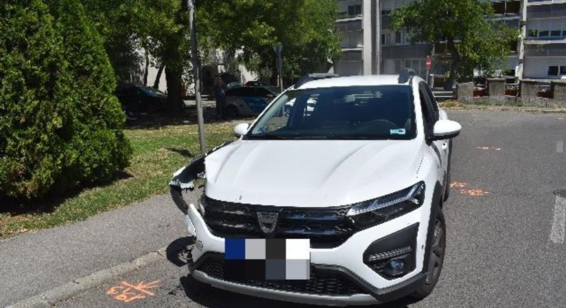 Ijedtében oszlopnak hajtott a kórház előtt, a másik autós meglépett!