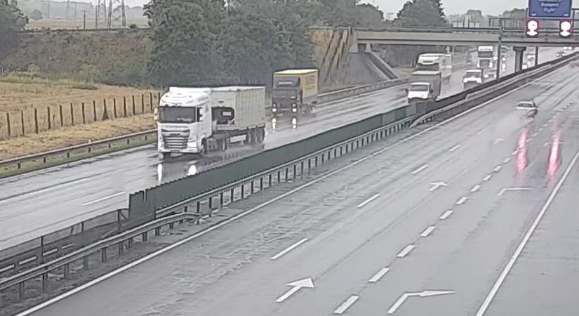 Durva videó terjed az M1-esről: így szállt bele a kisautó a teherkocsiba