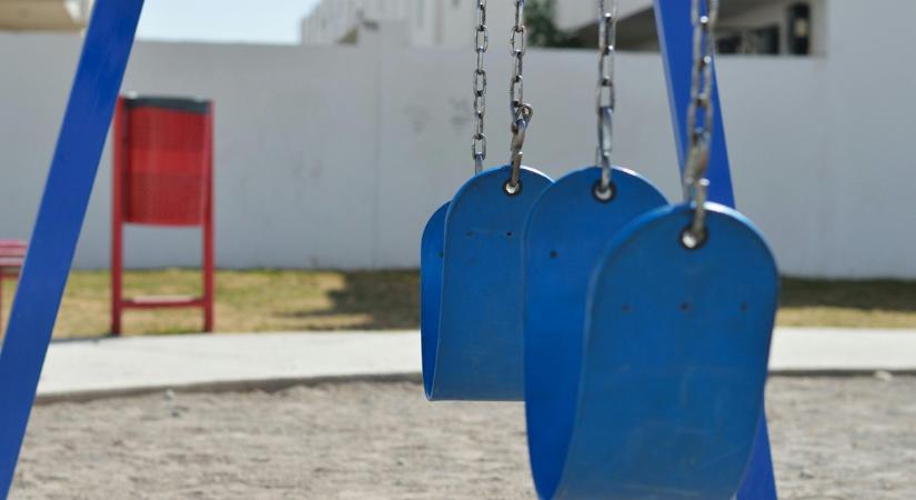 Levitte a játszótérre négy gyermekét a bódult állapotba került apa: akkora káosz tört ki, amekkorát ritkán látni