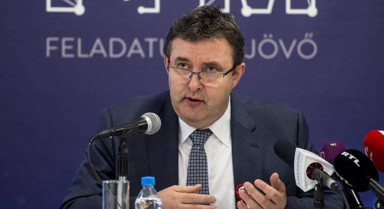 Palkovics László szerint már szeptemberben elindulhat az AI oktatás az általános iskolákban
