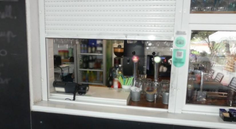 Megszomjazott a két 17 éves éjszaka, ezért üdítőt és alkoholt loptak egy keszthelyi büféből