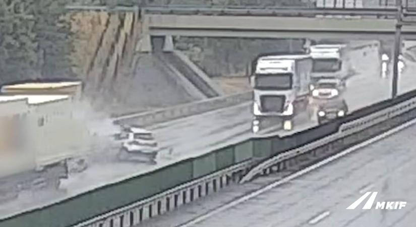 Döbbenetes karambol: egy autó brutális erővel csapódott egy teherautónak az autópályán! - videó
