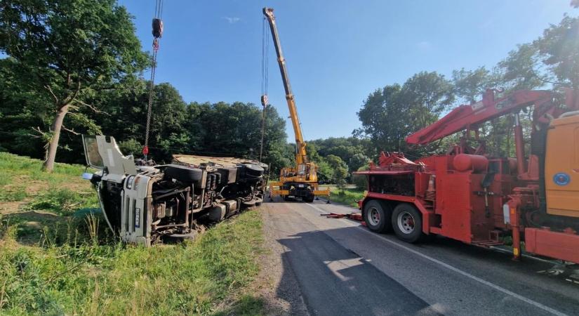 Kamionbaleset a 75-ös főúton – Speciális mentőket kellett hívni