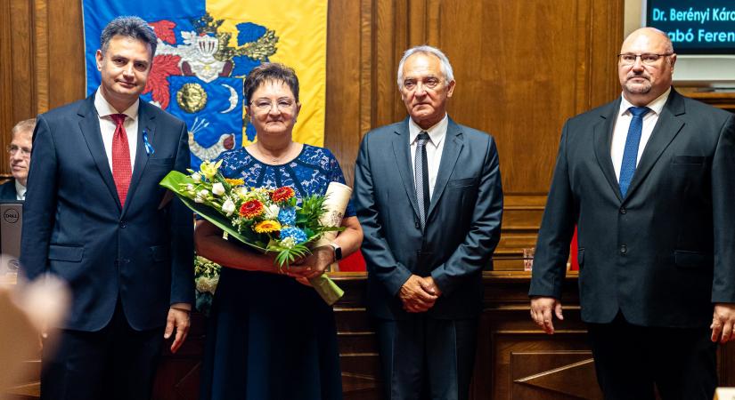 A köz szolgálatát ismerte el a város