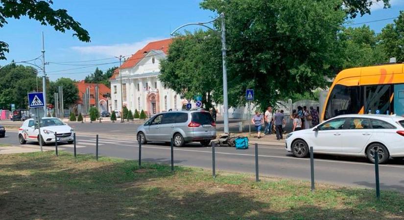 Ételfutár rohant neki autónak Debrecenben