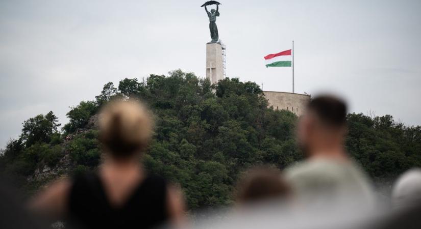 Így néz ki a kereszt a Szabadság-szobor talapzatán – galéria