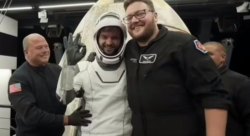 Kapu Tibor mosolyogva szállt ki az űrkapszulából
