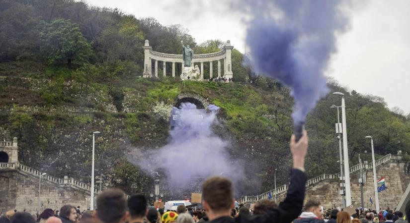 A rendőrség vádemelést javasol a Momentum áprilisi hídfoglalása miatt, öt embert gyanúsítottként kihallgattak