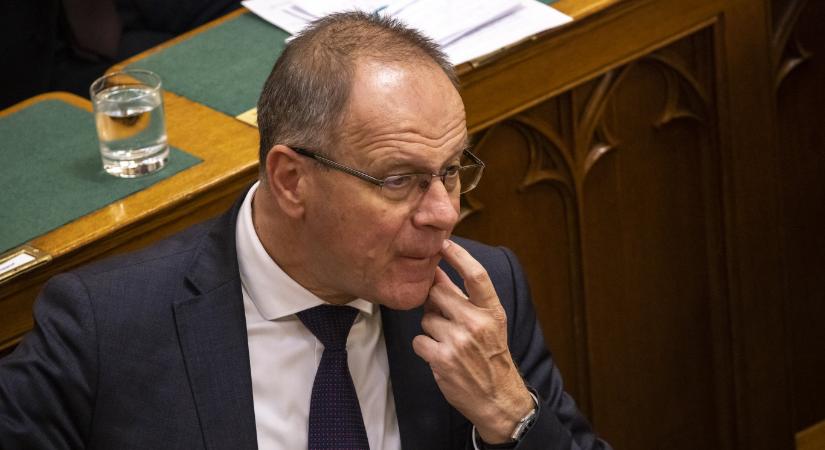 Kínos szituációba keveredett a Pride-tiltás miatt Navracsics Tibor a francia nagykövetségi fogadáson