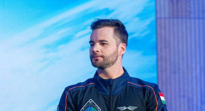 Kapu Tibor sikeresen földet ért: mosolyogva szállt ki az űrkapszulából