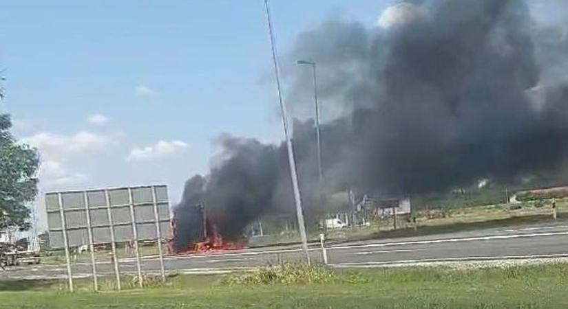 Óriási füsttel égett egy teherautó Szombathelyen