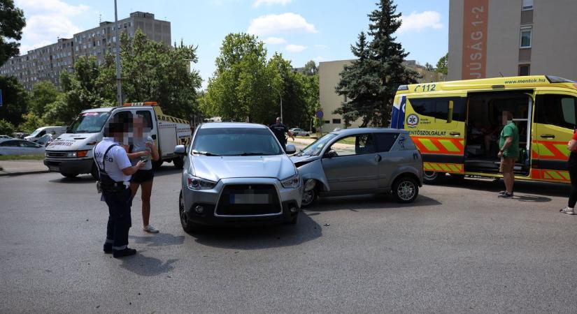 Rohantak a mentők Tatabányára, helyszíni fotókon a baleset
