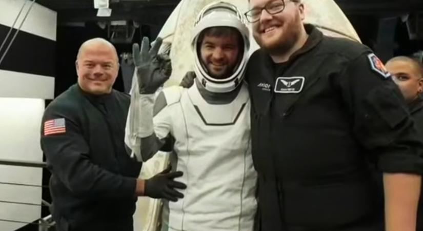 Véget ért Kapu Tibor küldetése - ilyen volt a pillanat, amikor az űrhajós elhagyta a Crew Dragont