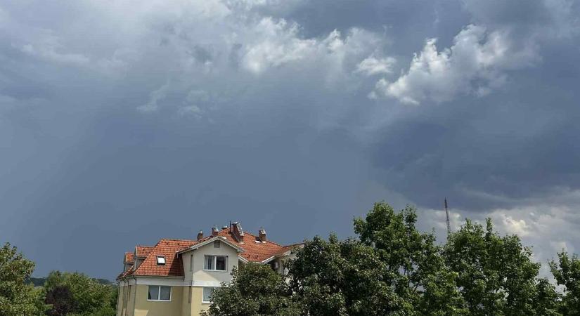 Már dörög az ég! – Intenzív vihar közelít Heves felé, kiadták a riasztást