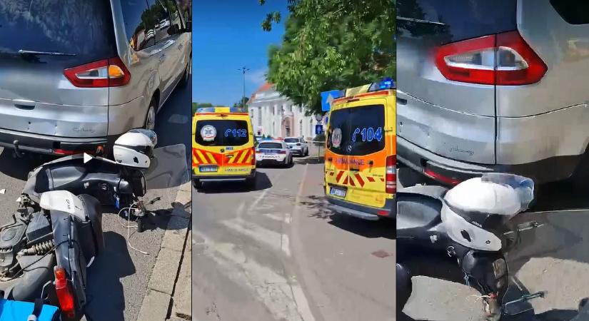 Külföldi motoros futár hajtott bele egy álló autóba Debrecenben – videóval