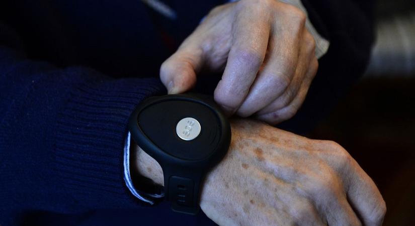 Budapesten is megkezdik a 80 év felettieknek a Gondosóra direkt kézbesítését