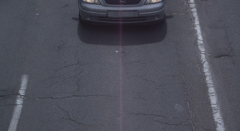Kecskeméten száguldozott az öreg Opel sofőrje, pechére a fix traffi alatt!
