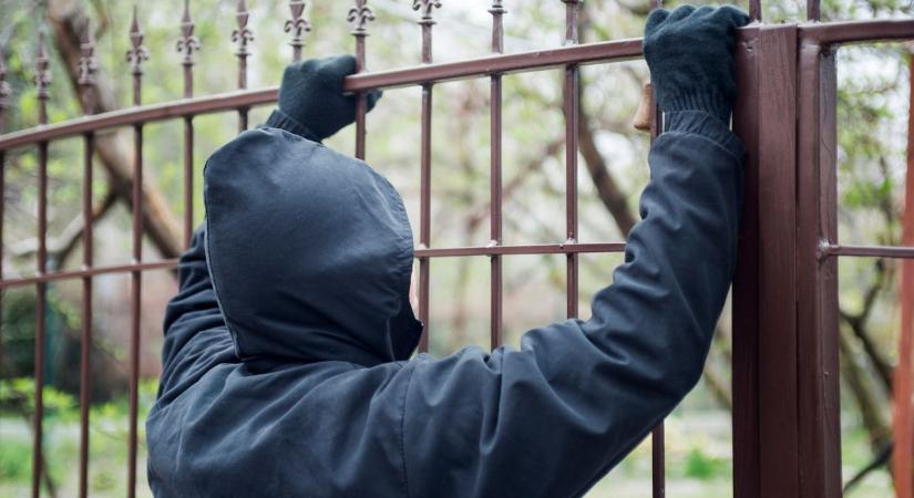 Felnyársalta a vaskerítés a rendőrök elől menekülő tolvajt