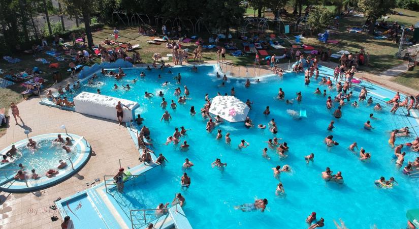 Megidézik Jókai alakját a berettyóújfalui strandon