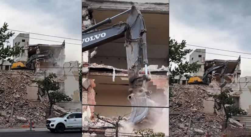 Élt 95 öt évet: lassan eltűnik a hatalmas debreceni épület – videóval