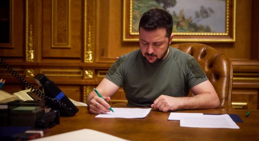Aláírta a többes állampolgárságról szóló törvényt Zelenszkij elnök