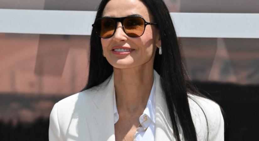 A 62 éves Demi Moore egy boldog nagymama: unokájával látható a fotón