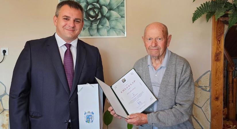 A 90 éves Jóska bácsit köszöntötték
