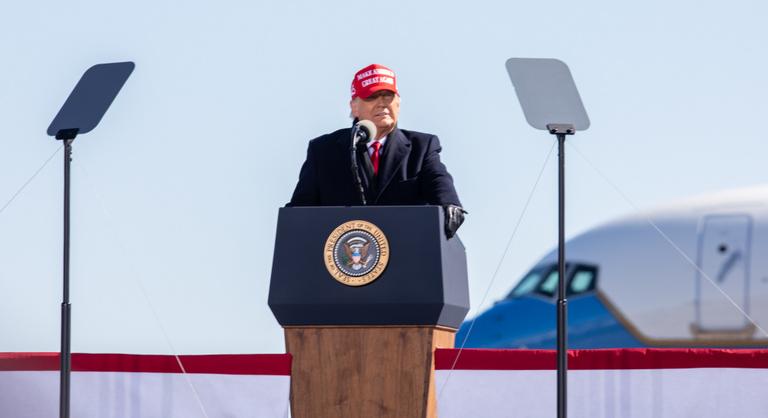 Donald Trump magára haragította a híveit, árulással vádolják