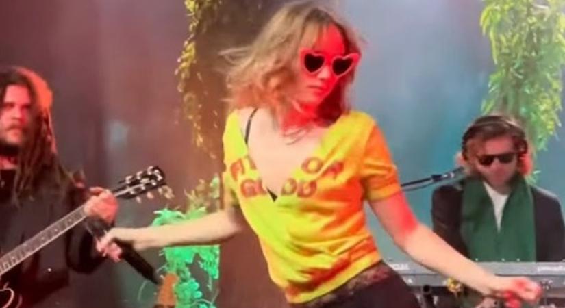 Túl szűk nadrágja miatt került kórházba Suki Waterhouse