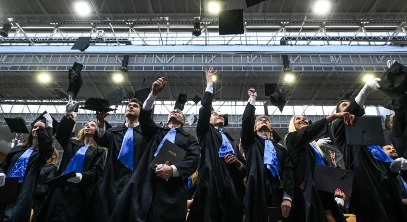 Fizetős diplomaosztók miatt háborognak az egyetemisták