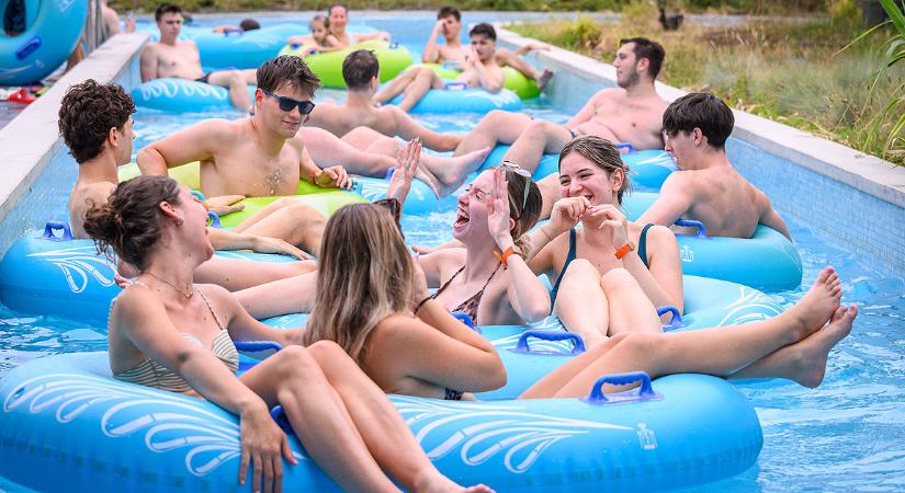 Fotókon és videón mutatjuk, mekkorát buliztak a végzősök a debreceni strandon