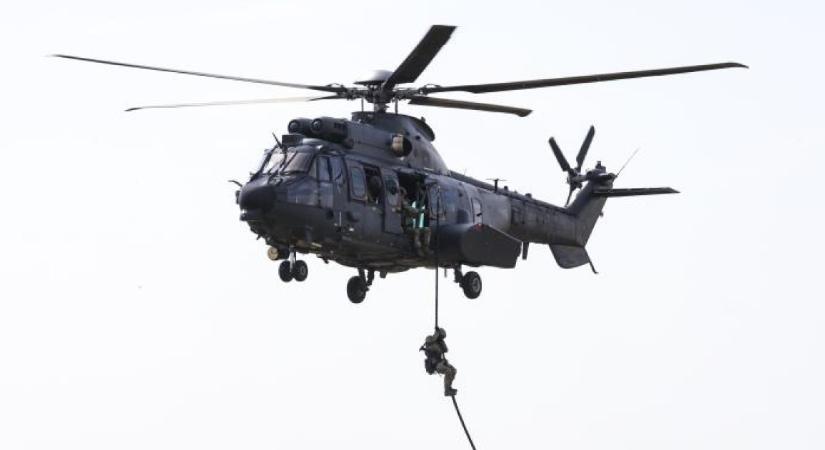 A miniszter helikopterekkel büszkélkedett