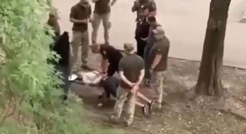 Brutális videón, ahogy az ukrán sorozótiszt úgy földhöz vág egy férfit, hogy kitört a nyaka