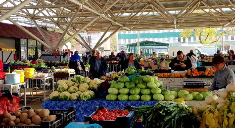 A Búza téri piac ikonikus házaspárja már nem árulja, hanem veszi a tojást