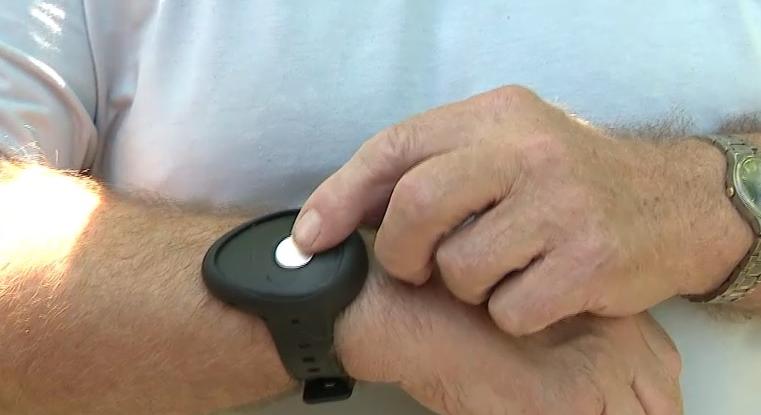 A 80 év felettiek regisztráció nélkül is megkapják a Gondosórát Budapesten  videó