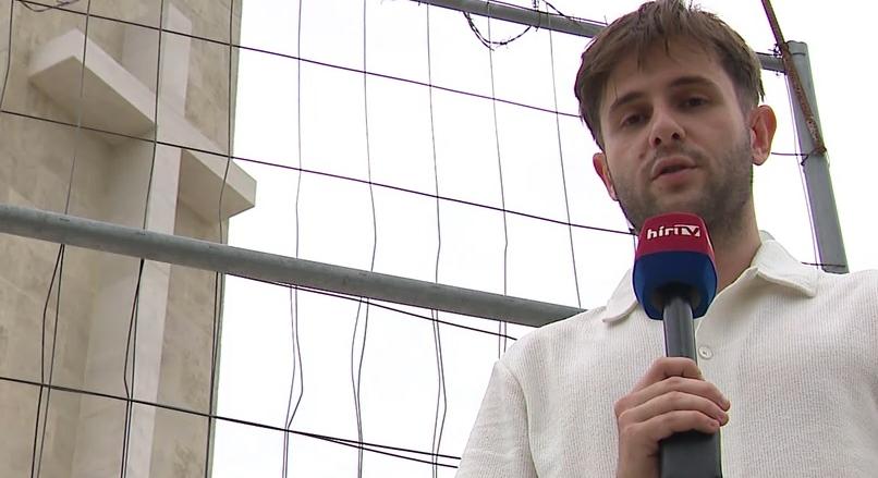 Elkészült a kereszt a Szabadság-szobor talapzatán  videó