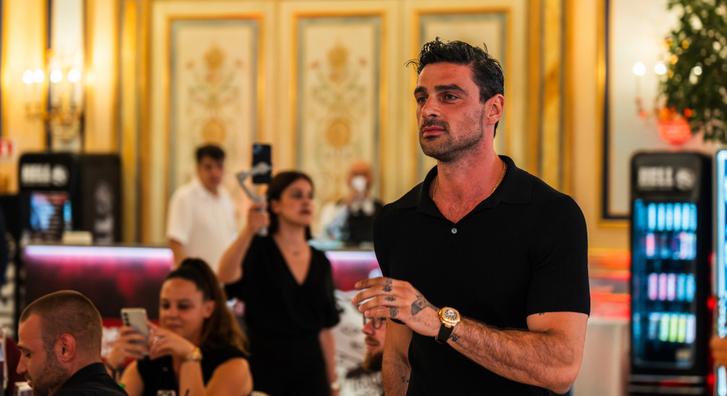 Michele Morrone alaposan meglepte a rajongóit egy festői olasz helyszínen